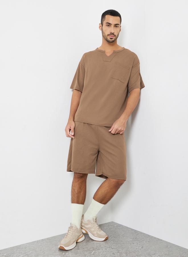 ستايلي طقم تي شيرت وشورت رجالي بني واسع - Image 1